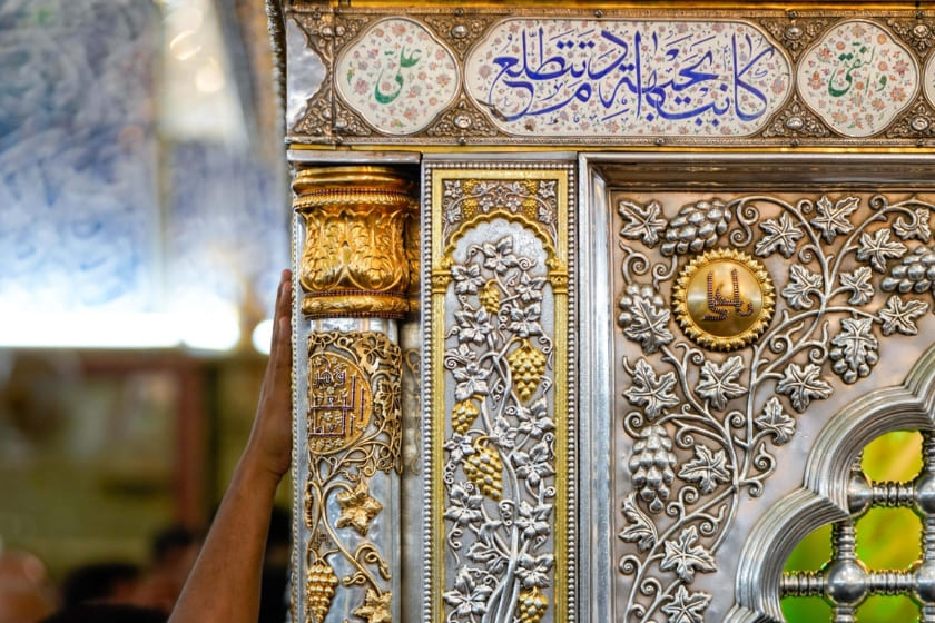 ستون های ضریح امام علی. منبع عکس: وبسایت Imamali.net. عکاس: نامشخص