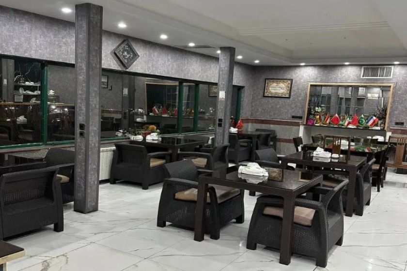 مهمانپذیر کشاورز تهران - رستوران