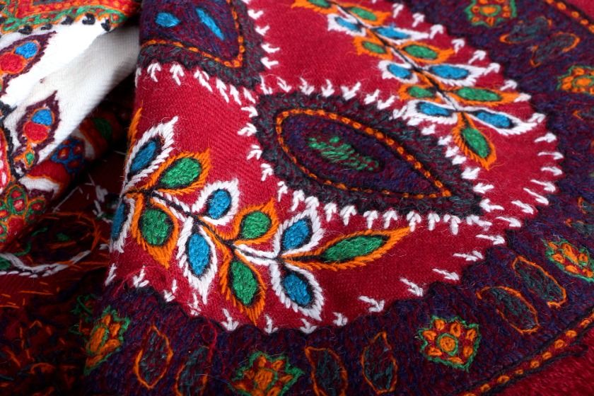 پته دوزی با رنگ های گرم و سنتی. منبع عکس: وبسایت Sanatafarinan.ir. عکاس: Princed