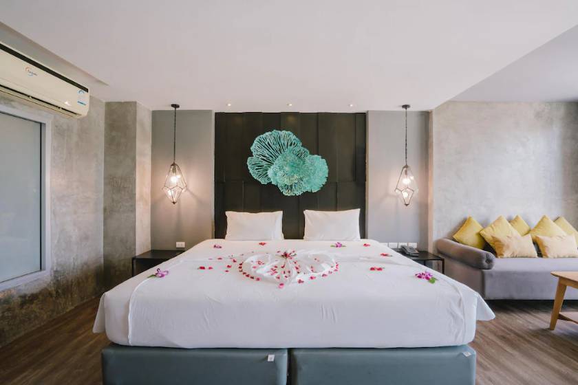 Patong Signature Boutique Hotel - Superior King Room with Partial Sea View