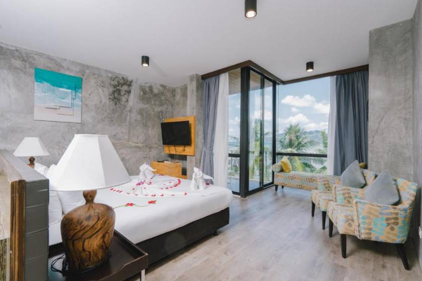 Patong Signature Boutique Hotel - Superior King Room with Partial Sea View