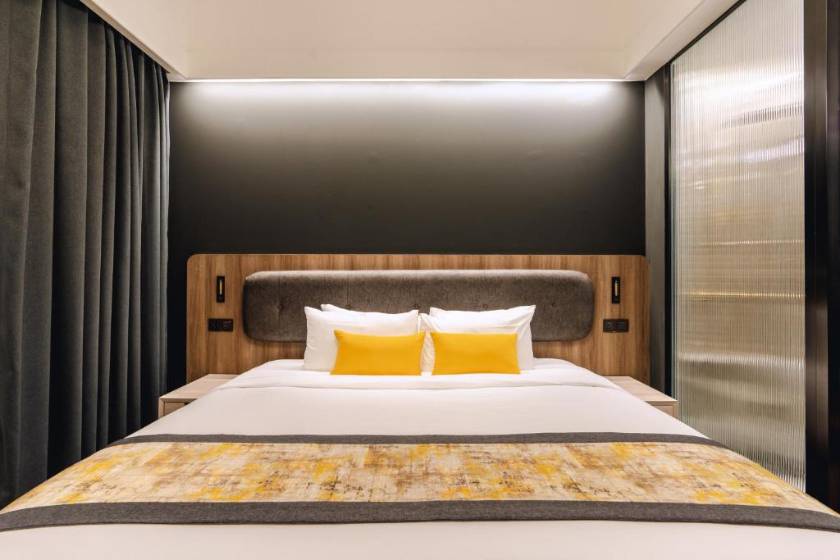 Bandalo Boutique Hotel - Patong Beach Road - Blue Moon - Suite Room with Balcony Facing Beach View