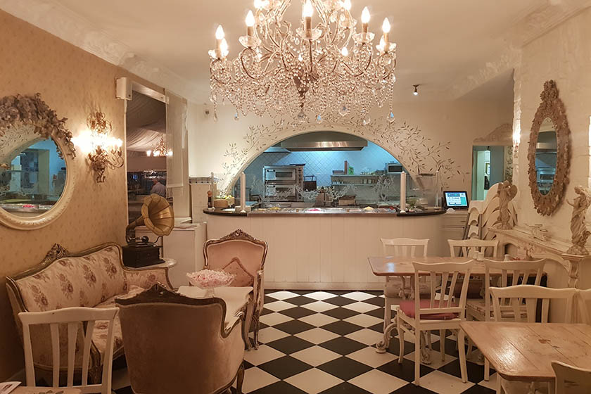 کافه میز آنکارا. منبع عکس: گوگل مپ. عکاس: Alina Andrei