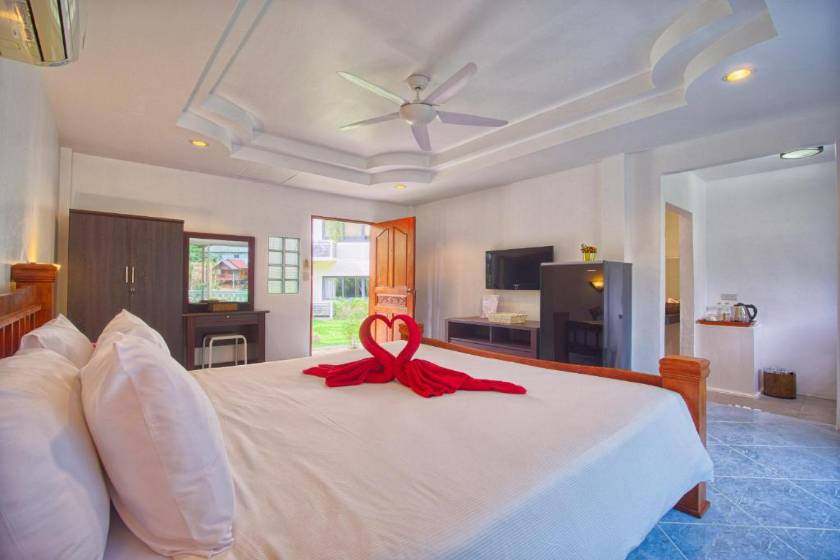 Serenity Lakeside Resort - Bungalow with Lake View