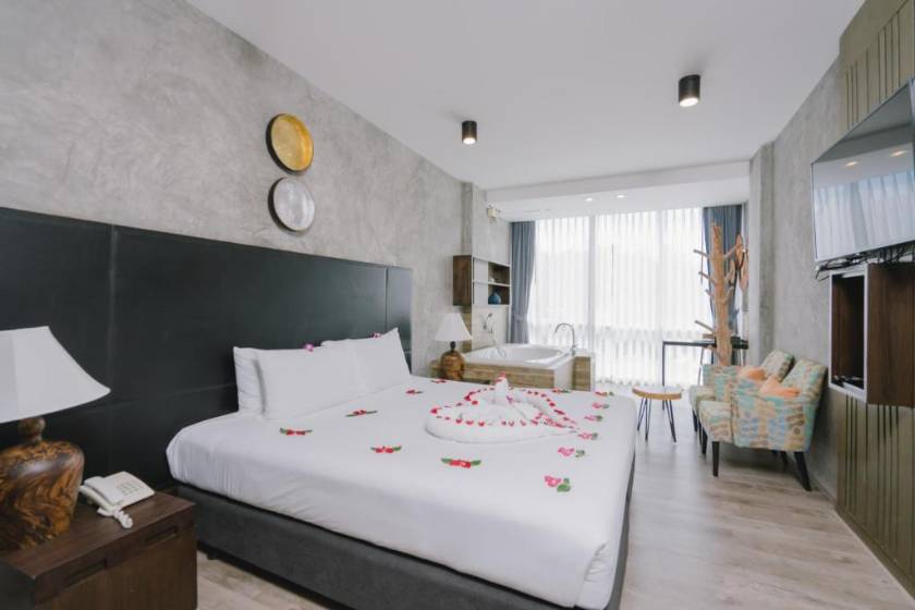 Patong Signature Boutique Hotel - Superior King Room with Partial Sea View