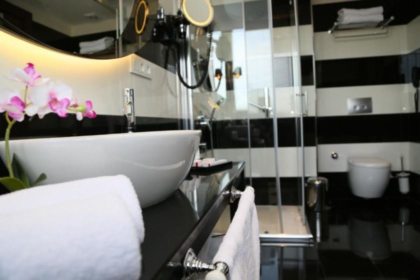 Ramada Hotel & Suites by Wyndham Istanbul Sisli Istanbul - Superior Room with Terrace