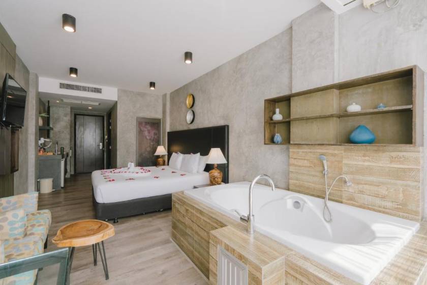 Patong Signature Boutique Hotel - Superior King Room with Partial Sea View