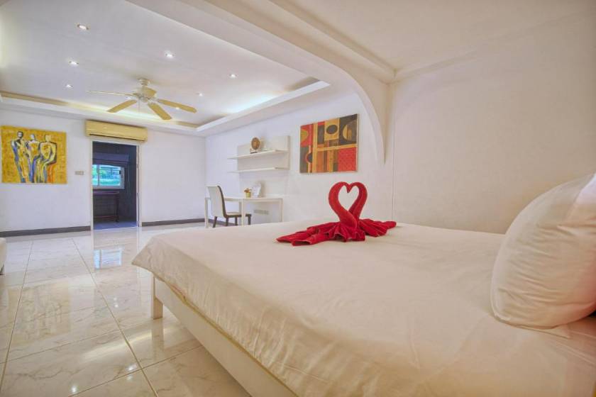 Serenity Lakeside Resort - Bungalow with Lake View