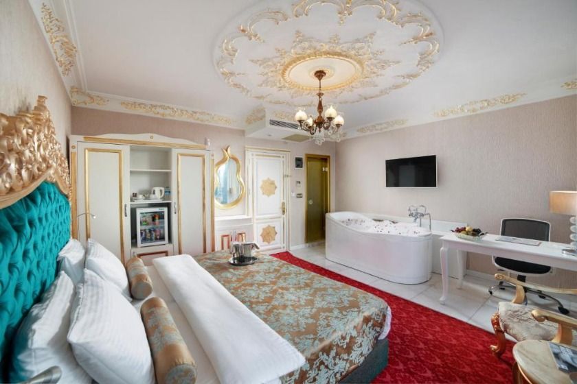 White Monarch Hotel Istanbul - Deluxe Suite with Jacuzzi