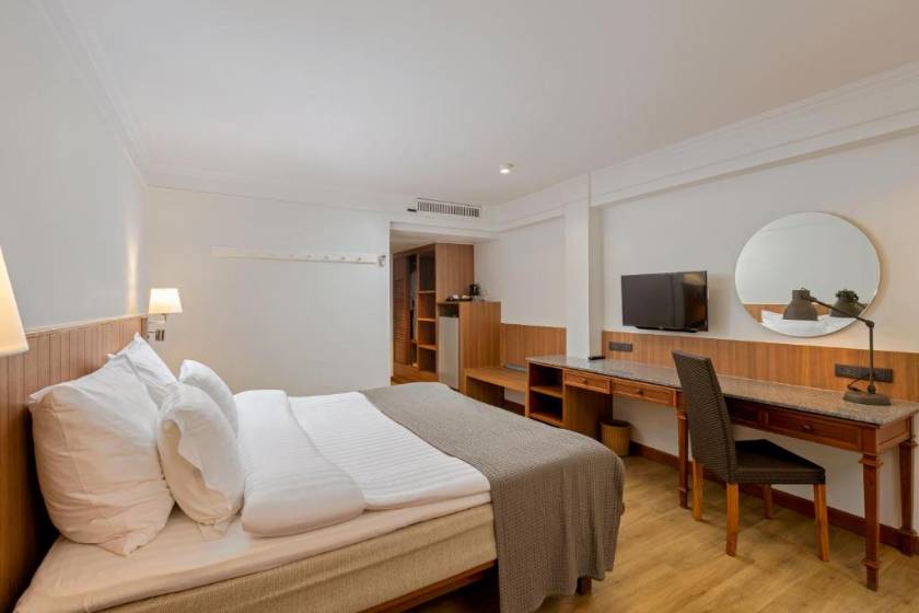 Sunprime Kamala Beach - Grand Deluxe Pool View Room