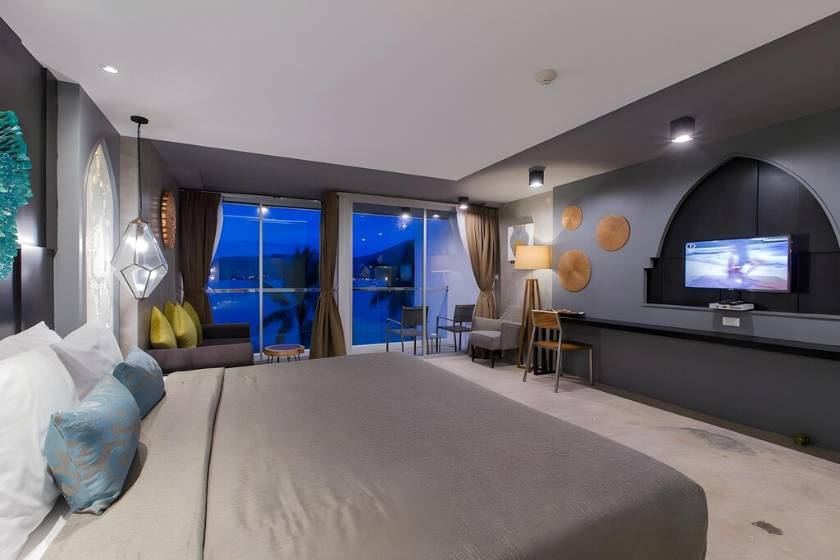 Patong Signature Boutique Hotel - Connecting Studios with Sea View