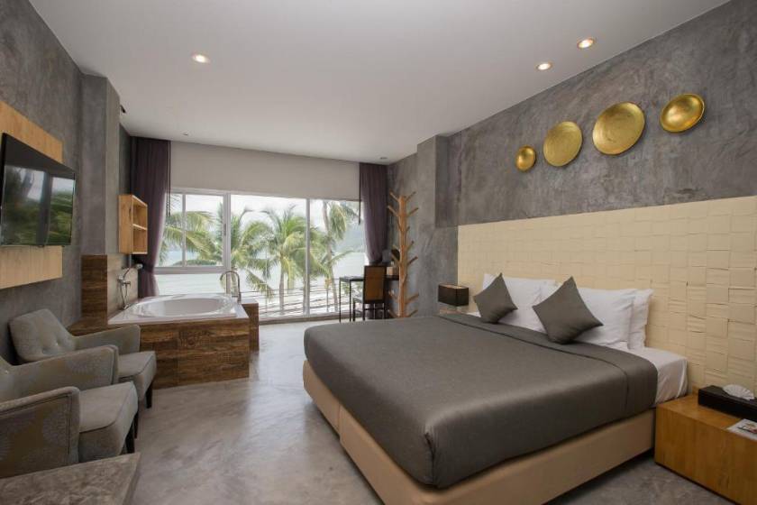 Patong Signature Boutique Hotel - Superior King Room with Partial Sea View