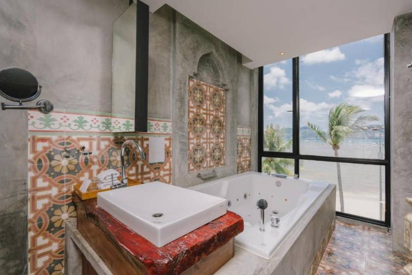 Patong Signature Boutique Hotel - Connecting Studios with Sea View