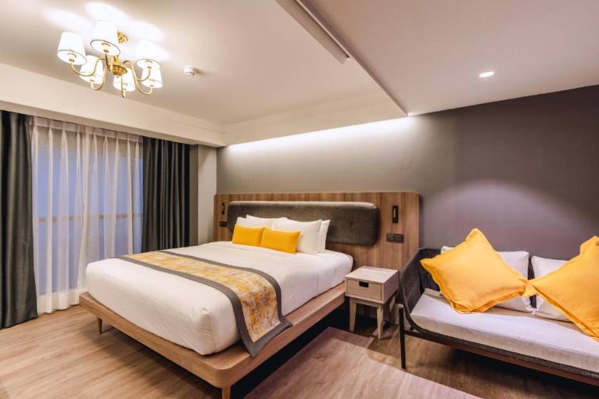 Bandalo Boutique Hotel - Patong Beach Road - Blue Moon - Suite Room with Balcony Facing Beach View