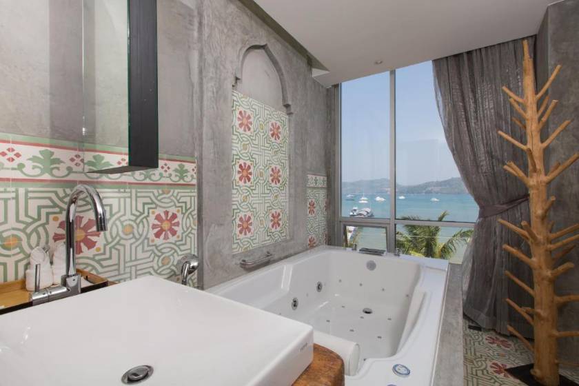 Patong Signature Boutique Hotel - Superior King Room with Partial Sea View