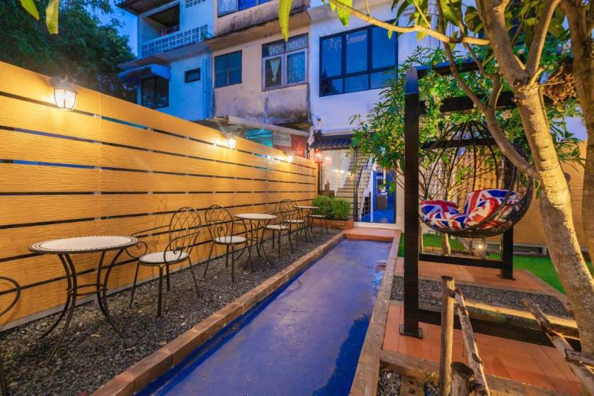 Marco Polo Phuket Poshtel & Bistro -facade 