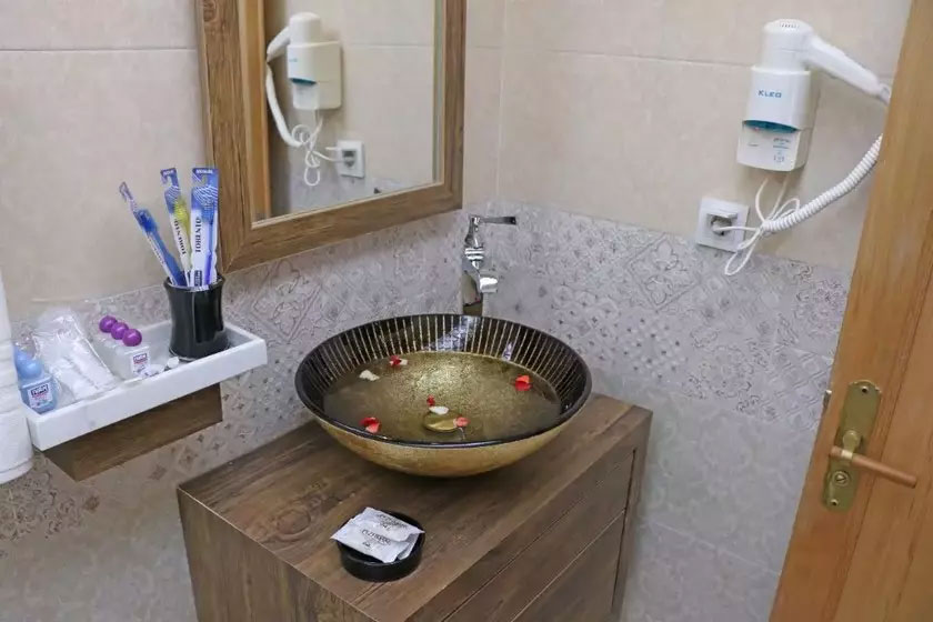 هتل کاروانسرای وکیل کرمان (کاروانیکا) - اتاق سه تخته