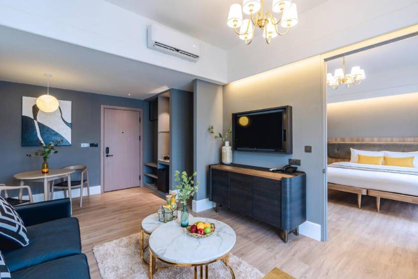 Bandalo Boutique Hotel - Patong Beach Road - Blue Moon - Suite Room with Balcony Facing Beach View