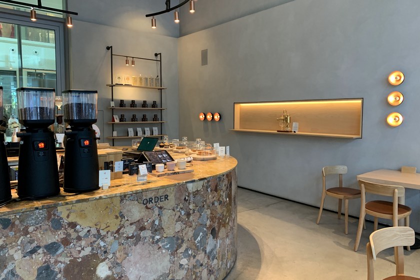 کافه اسپرسو لب دبی. منبع عکس: گوگل‌مپ. عکاس: Saranya WRA