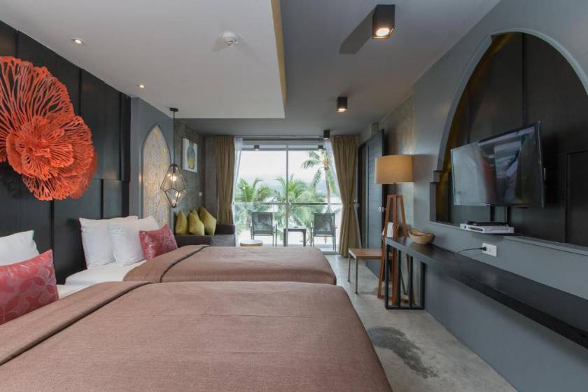 Patong Signature Boutique Hotel - Connecting Studios with Sea View