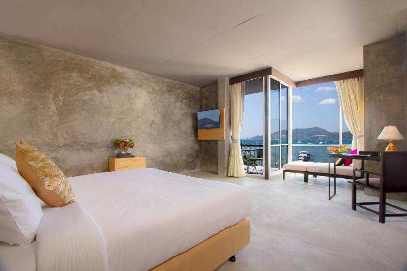Patong Signature Boutique Hotel - Connecting Studios with Sea View