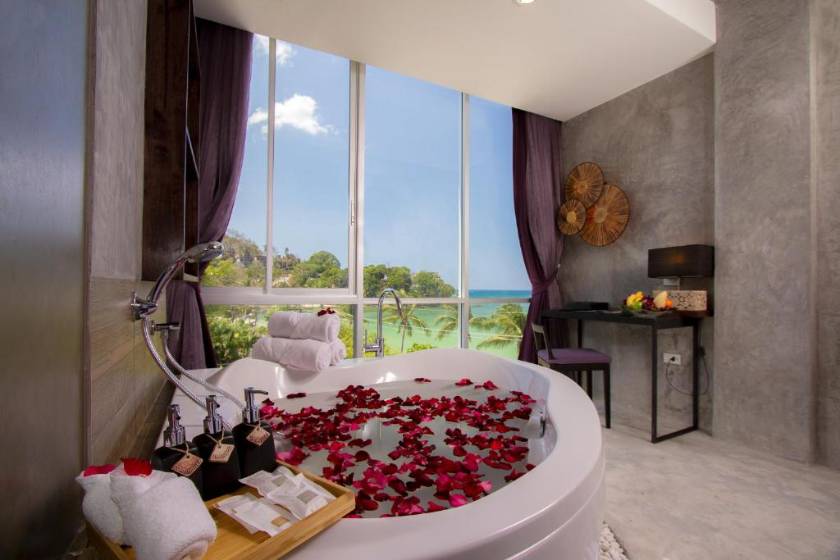 Patong Signature Boutique Hotel - Superior Twin Room with Partial Sea View