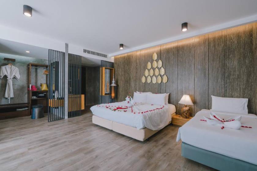 Patong Signature Boutique Hotel - Deluxe Triple Studio with Sea View and Spa Bath