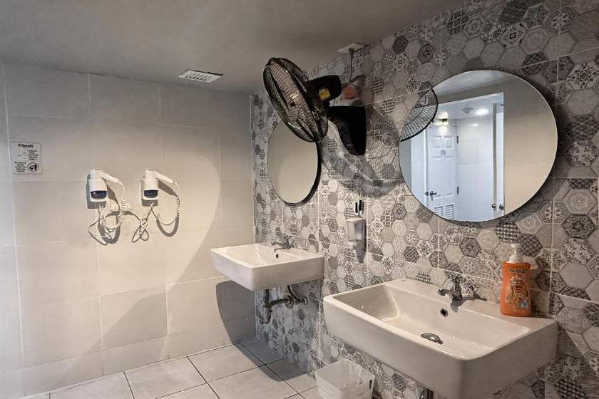 Friends Hostel - Phuket Airport - Double Room