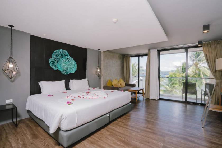 Patong Signature Boutique Hotel - Deluxe Triple Studio with Sea View and Spa Bath