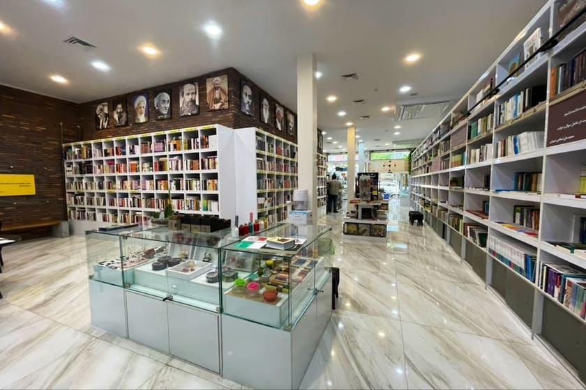 کافه نزدیک کتاب