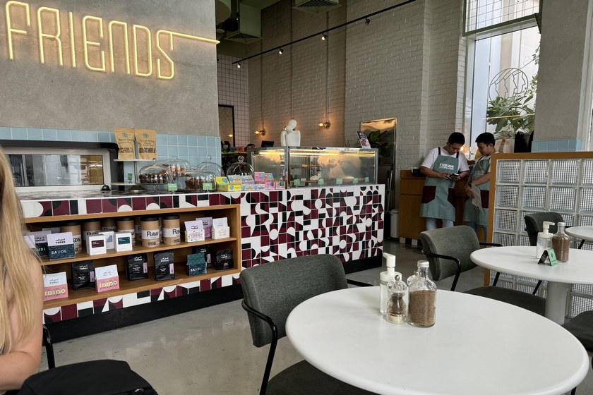 کافه فرندز اونیو دبی. منبع عکس: گوگل‌مپ. عکاس: Tihomir Todorov