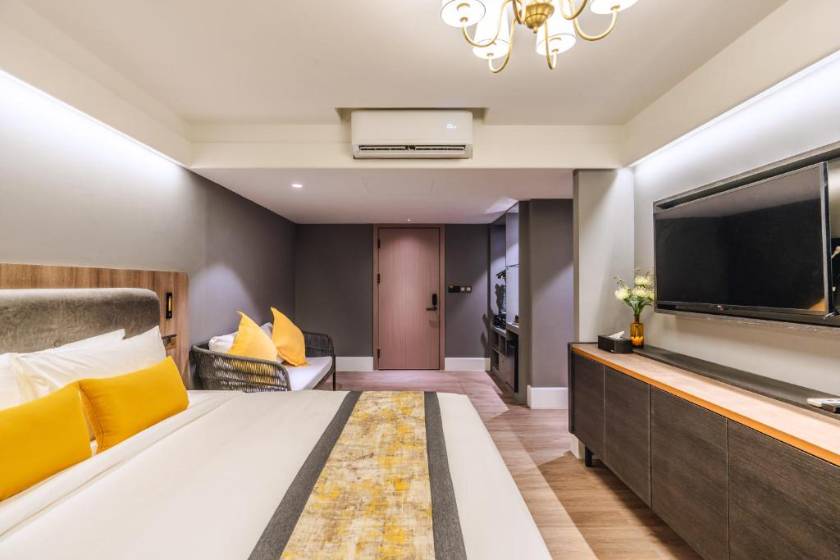 Bandalo Boutique Hotel - Patong Beach Road - Blue Moon - Suite Room with Balcony Facing Beach View