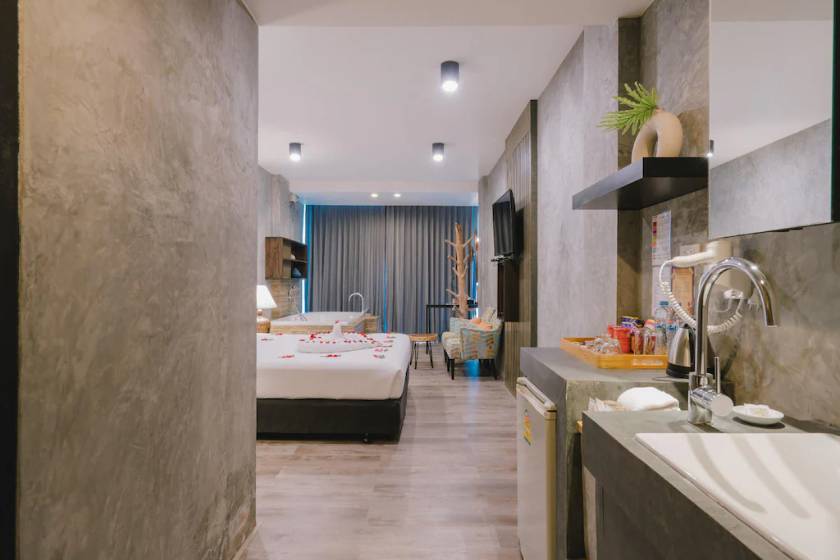 Patong Signature Boutique Hotel - Connecting Studios with Sea View