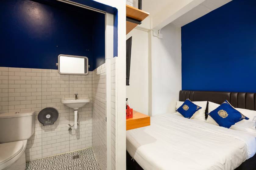 Marco Polo Phuket Poshtel & Bistro - Double Room with Private Bathroom