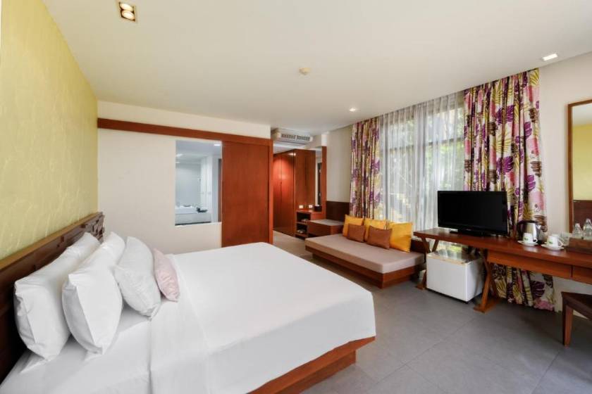 Karon Phunaka Resort - Deluxe Double Room with Spa Bath - Sea View