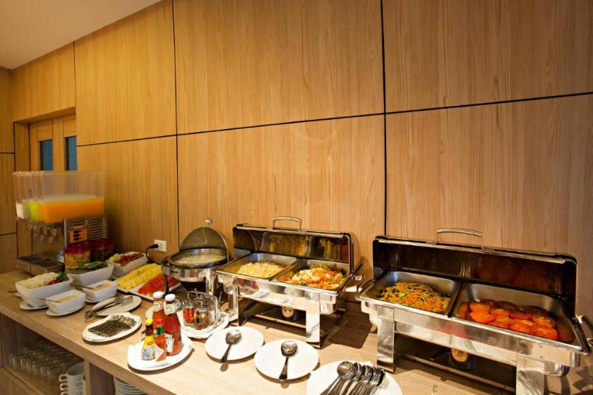 Paripas Patong Resort - food and drink