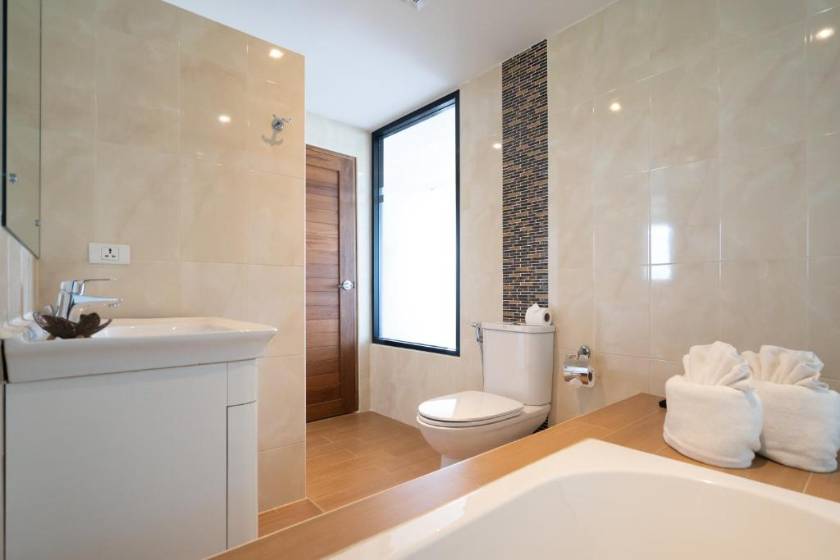 Paripas Patong Resort - Deluxe Twin Room with Balcony