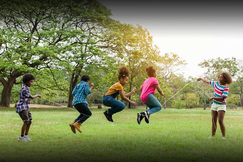 بازی بچه ها در پارک. منبع عکس: Nationaltoday.Com. عکاس: نامشخص