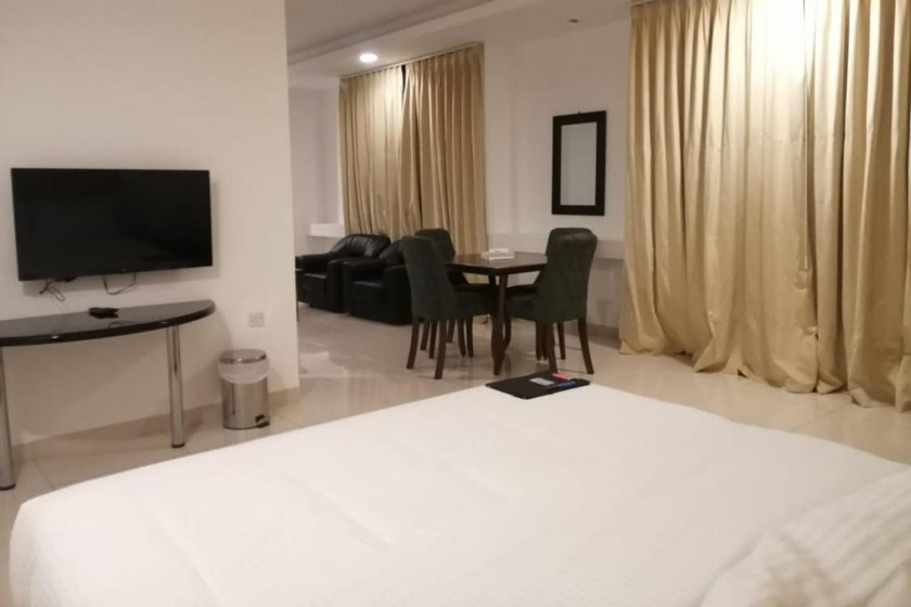 Parkside Plaza Muscat - Deluxe King Room