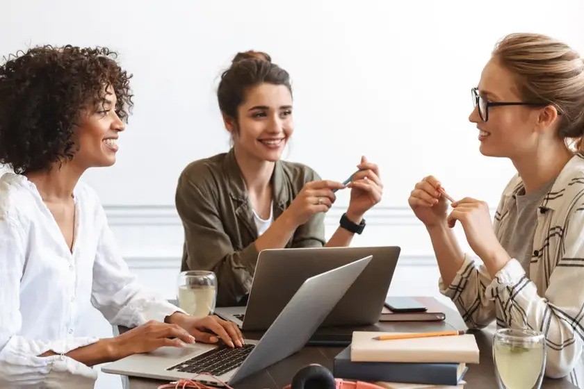 زنان مجرد شاغل. منبع عکس: Cultureamp.Com. عکاس: نامشخص