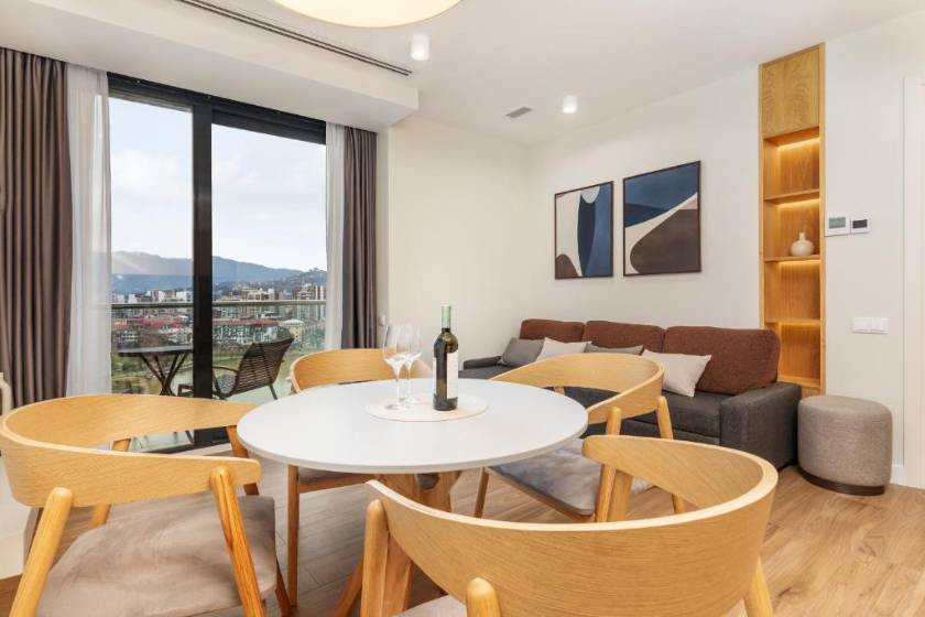 Beachfront Bellevue Residence Suites - Family Room with Lake View