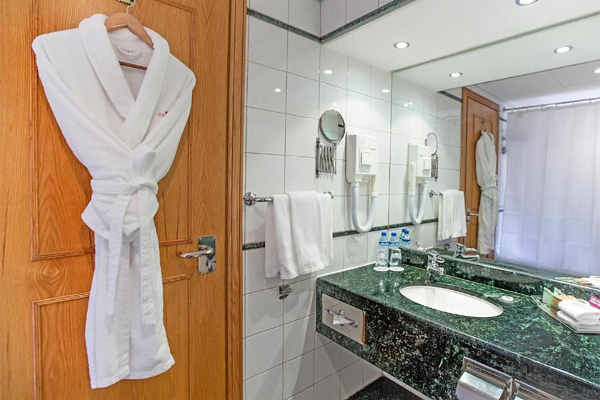 Millennium Plaza Downtown Dubai - Deluxe Room with Sheikh Zayed Road View