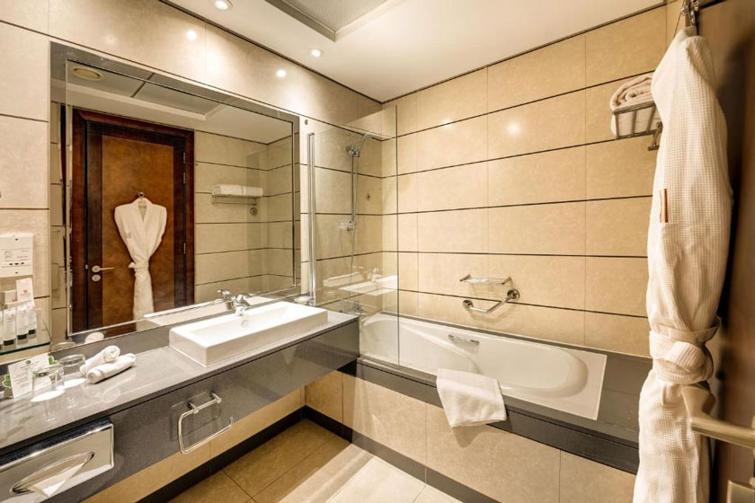 Copthorne Hotel Dubai - Deluxe One-Bedroom Suite Creek View