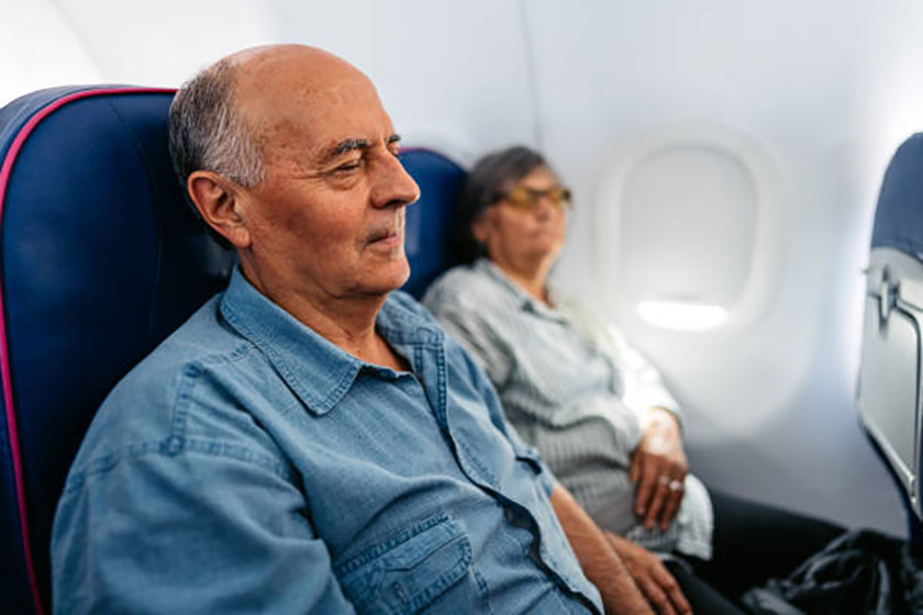 استراحت در هواپیما. منبع عکس: Istockphoto.com. عکاس: Urbazon