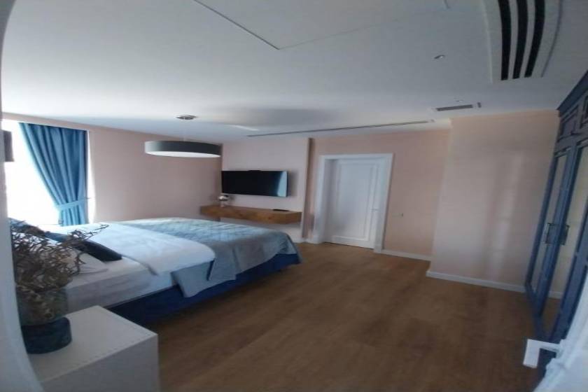 Beachfront Bellevue Residence Suites - Three-Bedroom Apartment with Lake View