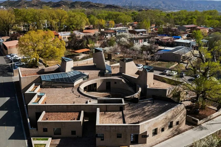 مرکز اجتماعی روستای ووسوتوی غربی در شهر هوهوت چین.منبع عکس: وبسایت The.Akdn. عکاس: نامشخص