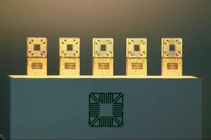 تندیس های نورانی جایزه معماری آقاخان. منبع عکس: وبسایت Ismailimail.Blog. عکاس: نامشخص