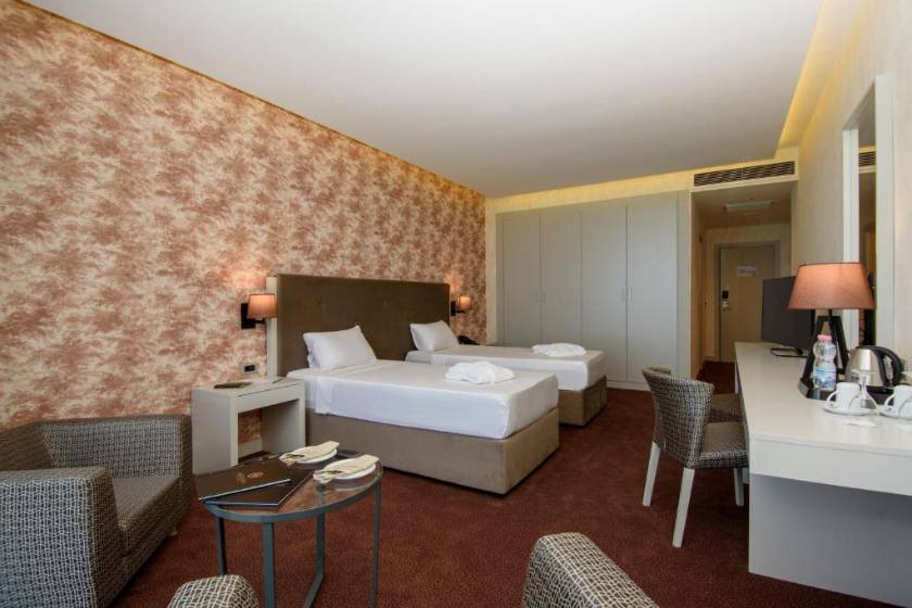 The Grand Gloria Hotel - Twin Room with Balcony