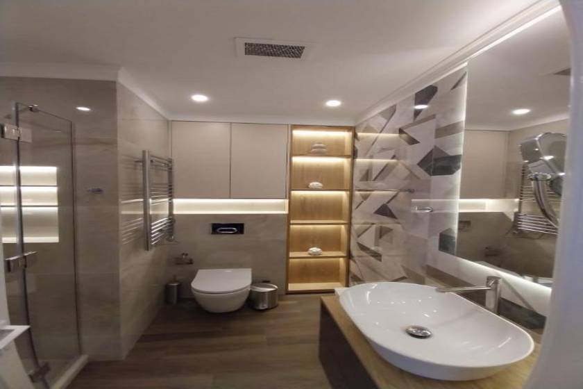 Beachfront Bellevue Residence Suites - Three-Bedroom Apartment with Lake View