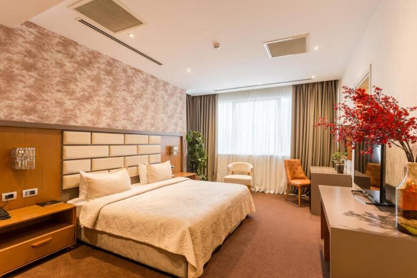 The Grand Gloria Hotel - Suite with City View